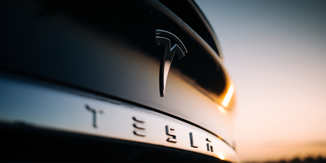 Logo de la marca Tesla en un vehículo negro