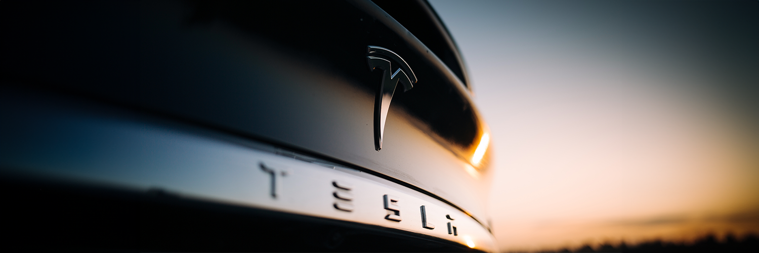 Logo de la marca Tesla en un vehículo negro